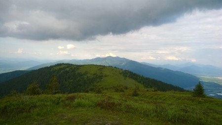 Pokračovanie hrebeňa spolu v výhľadom na Krivánsku časť MF